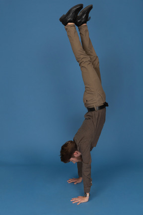 Mince jeune homme debout sur ses mains