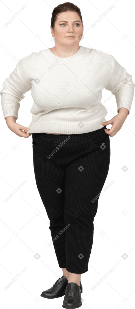 Confiada mujer de talla grande en suéter blanco