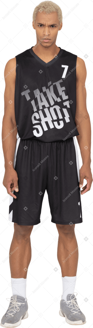 Vista frontal de un joven jugador de baloncesto masculino enojado tejer las cejas