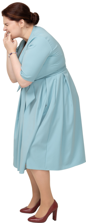 Vista lateral de uma mulher de vestido azul assobiando