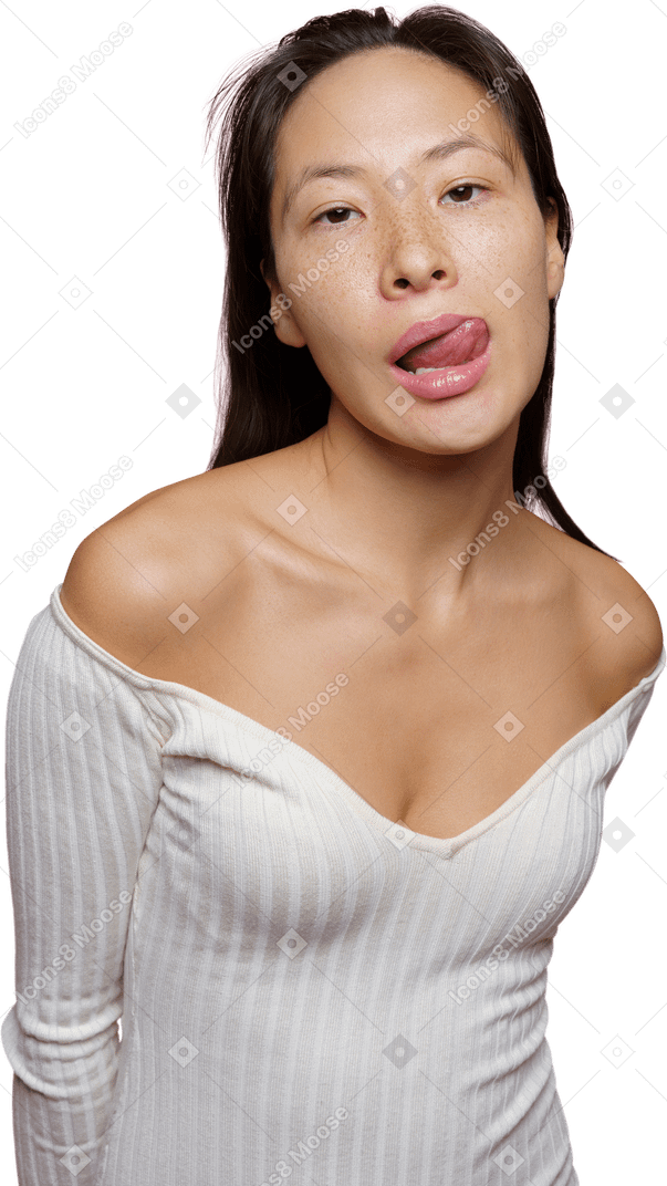 Vista frontal de una mujer descortés lamiendo sus labios y mirando a la cámara
