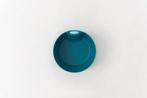 Синяя тарелка на белом фоне