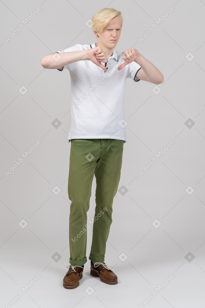 一个年轻人竖起大拇指的前视图