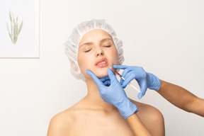 Mujer sintiendo dolor durante la inyección de botox