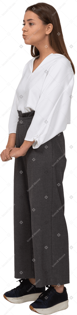 Dreiviertelansicht einer jungen dame in bürokleidung, die händchen hält