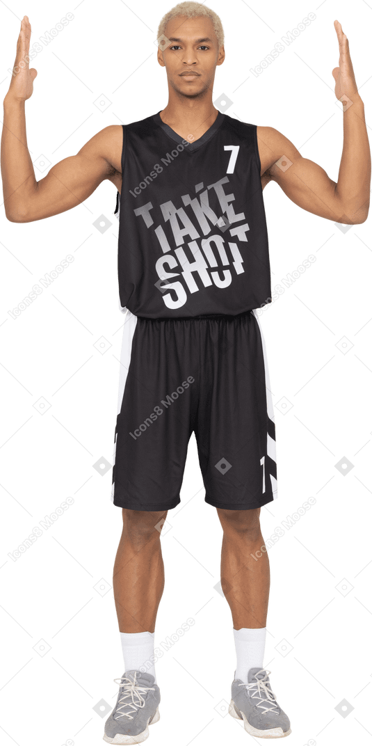 举手的一名年轻男性篮球运动员的正面图