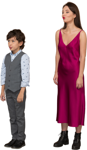 Jeune garçon et femme en robe