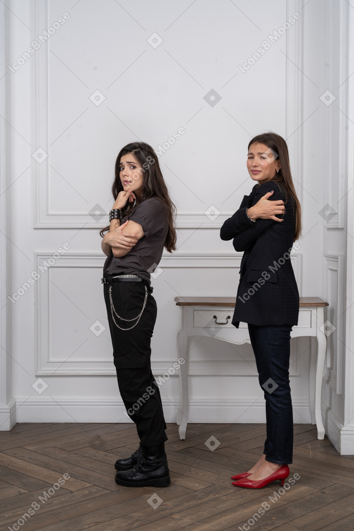 Duas mulheres parecendo inseguras