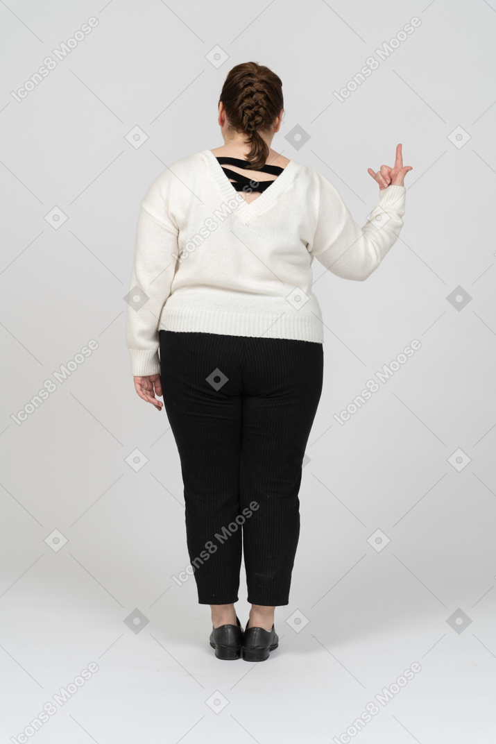 穿着休闲服摆姿势的胖女人