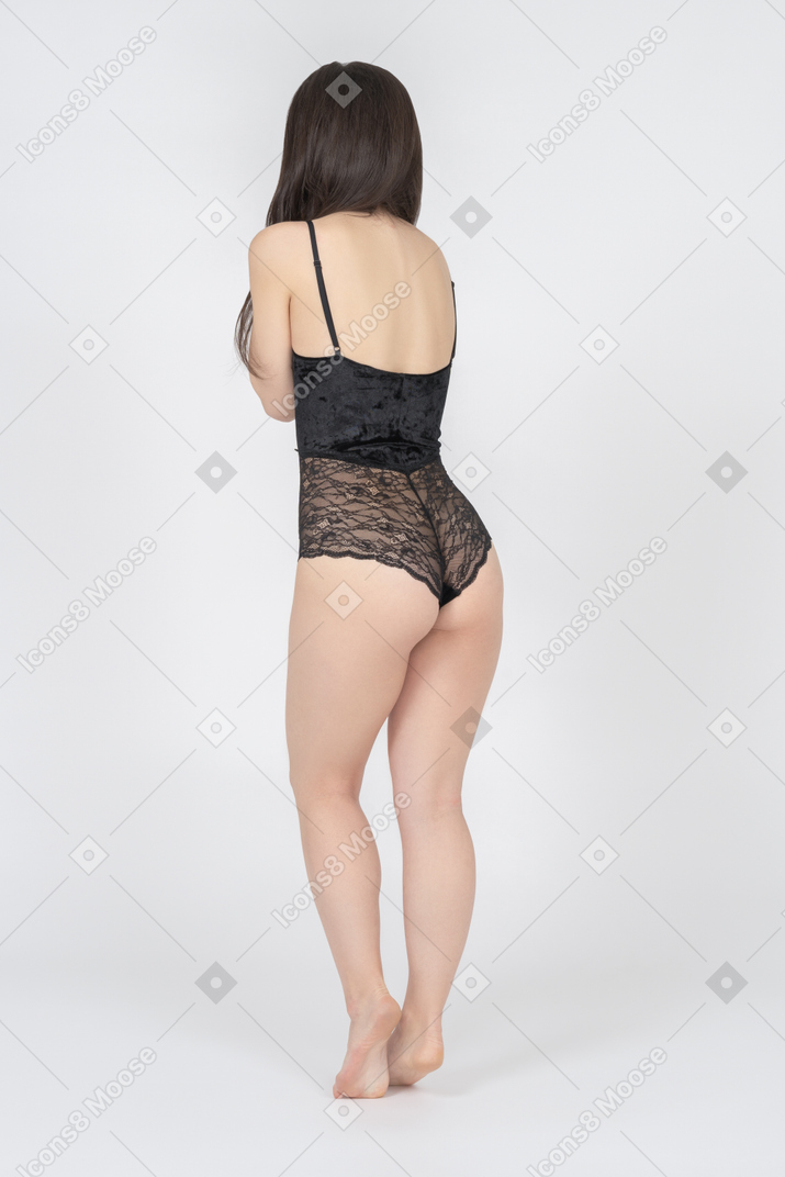 Caucasienne femme en body noir posant de profil
