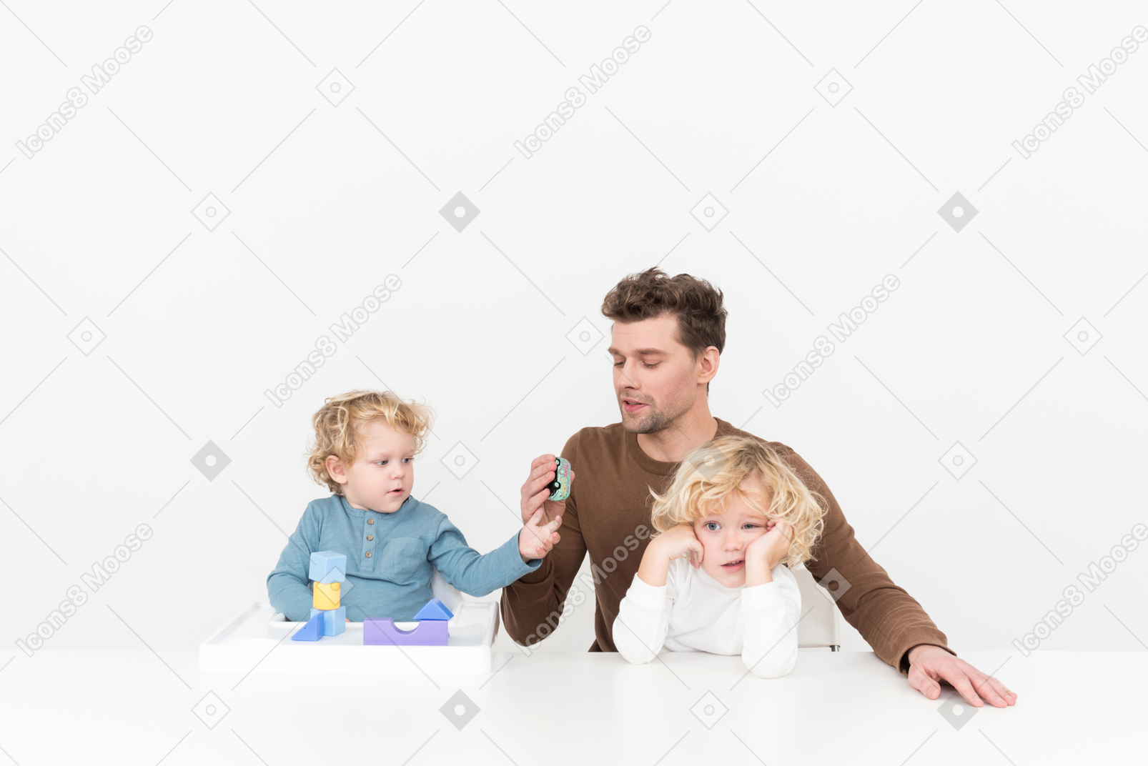 Padre jugando con hijos