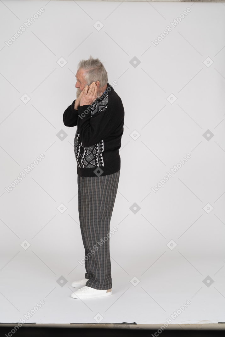 Vue latérale d'un vieil homme montrant un geste de sommeil