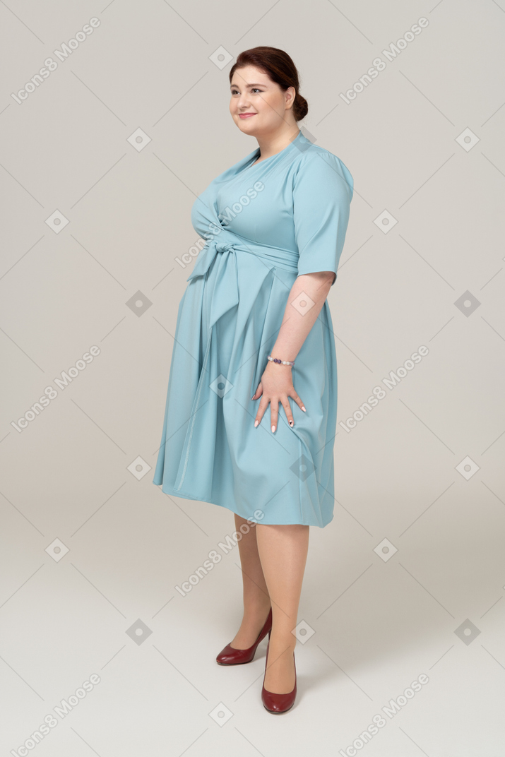 一个穿蓝色裙子的女人的前视图