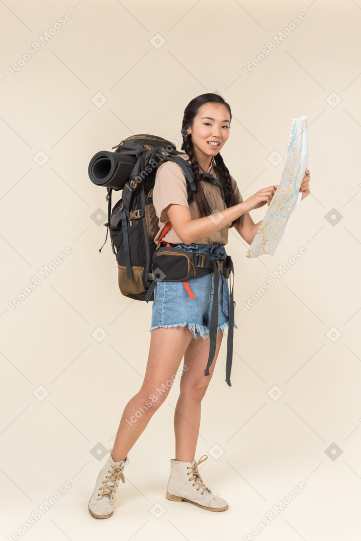 La giovane escursionista asiatica ha trovato la sua posizione