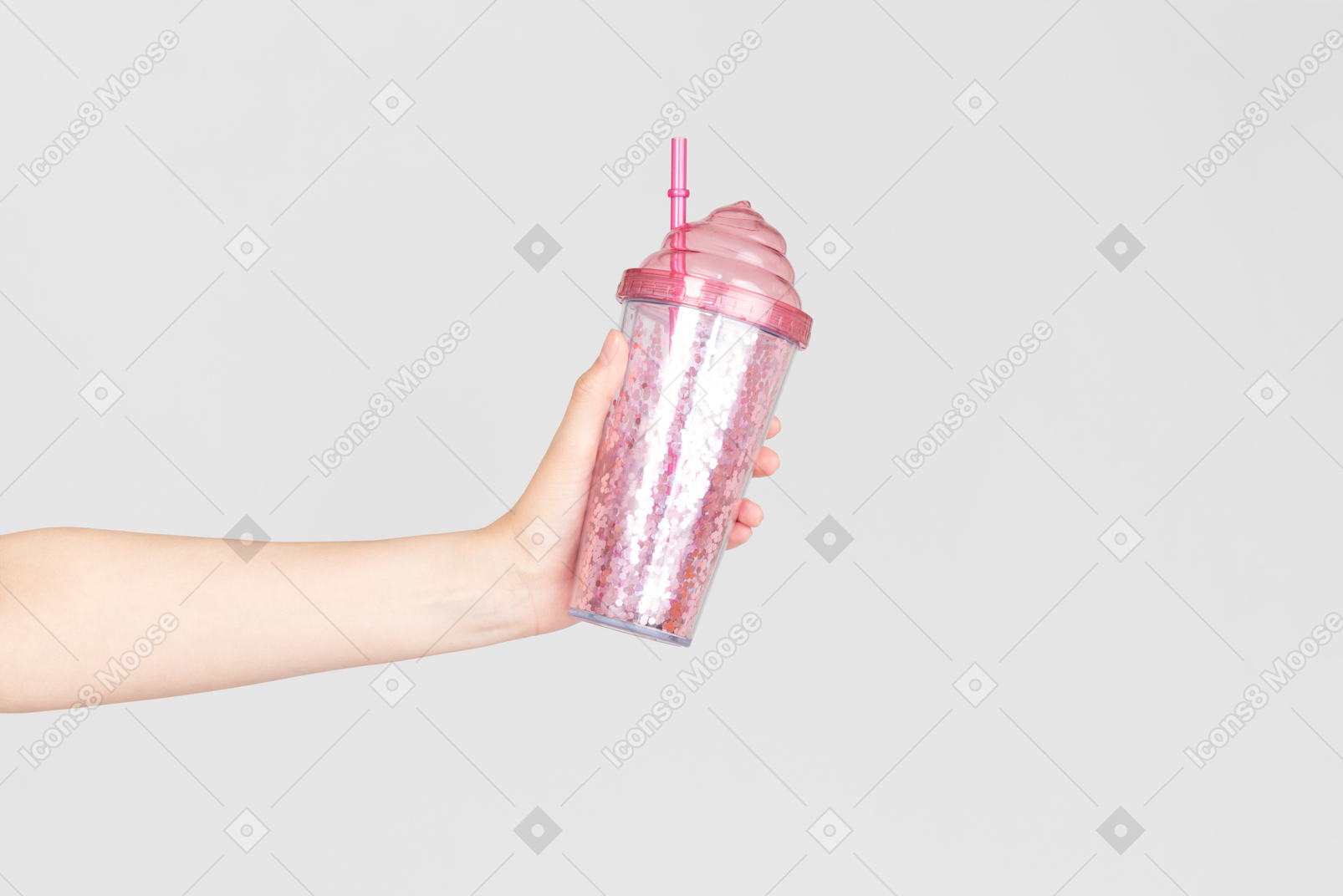 Weibliche hand, die rosa plastikbecher hält