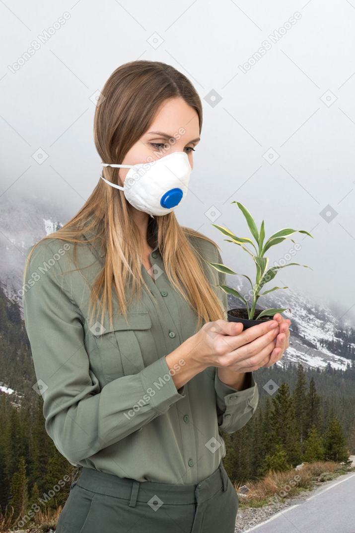 Frau hält pflanze