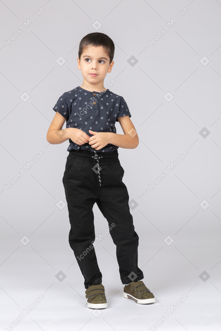 Vue de face d'un garçon mignon dans des vêtements décontractés