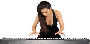 Vista frontal de uma jovem de vestido preto tocando piano