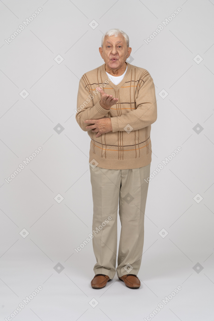 一位穿着休闲服的老人解释某事的正面图