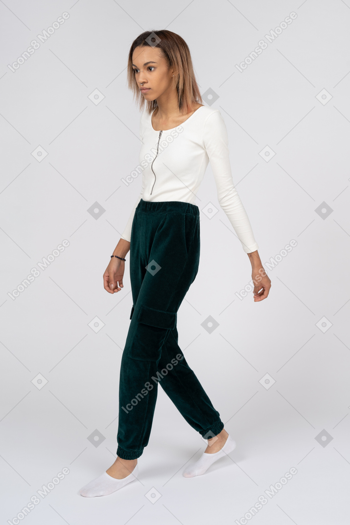 Mulher com roupas casuais caminhando