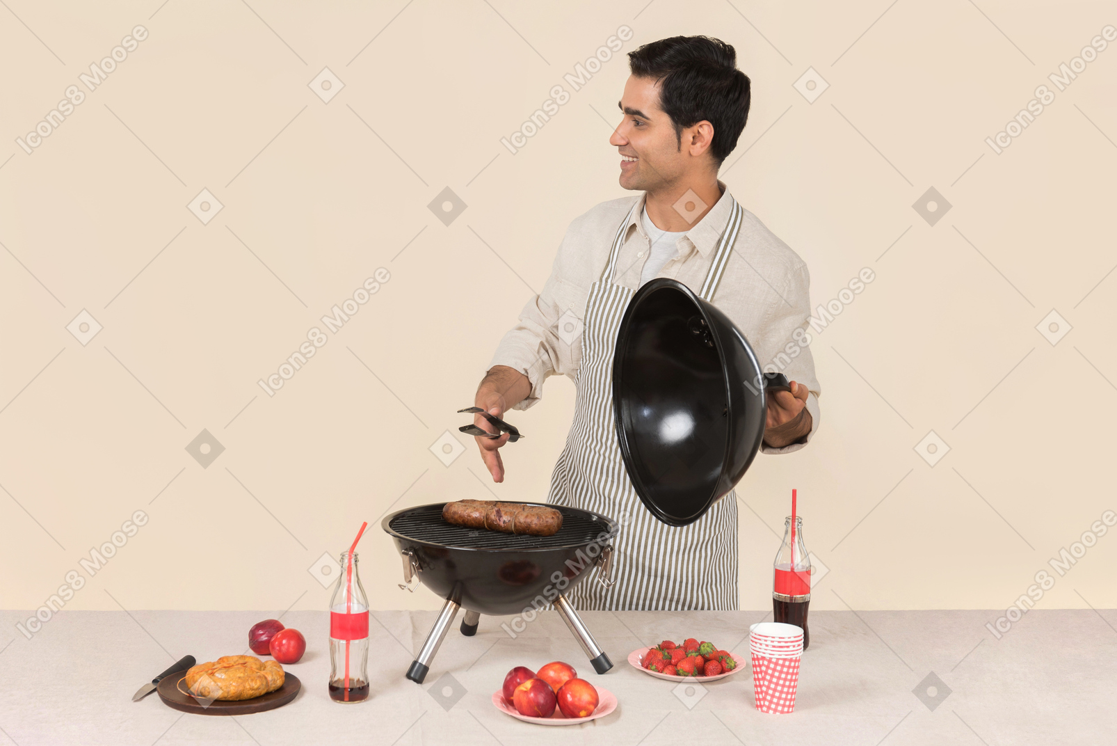 Souriant jeune homme caucasien cuisine barbecue