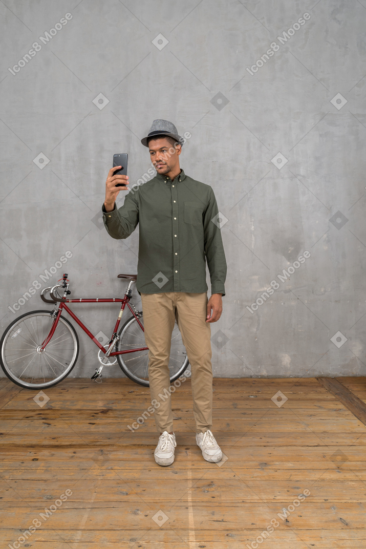 Мужчина со смартфоном в видеочате
