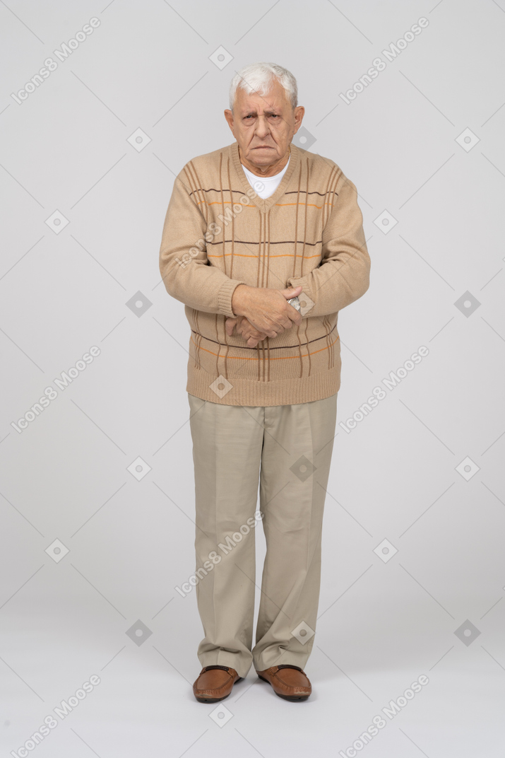 Вид спереди на старика в повседневной одежде, стоящего на месте