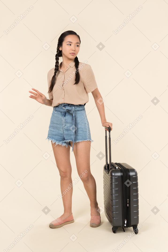 젊은 여성 여행자 지주 가방