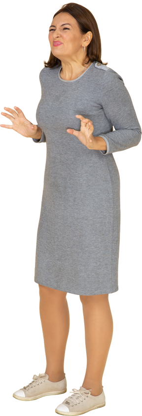 Vista frontale di una donna in abito grigio che fa le smorfie