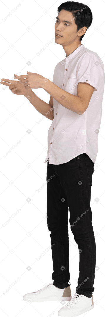 Hombre en ropa casual de pie
