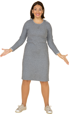 Vista frontal de uma mulher feliz em um vestido cinza