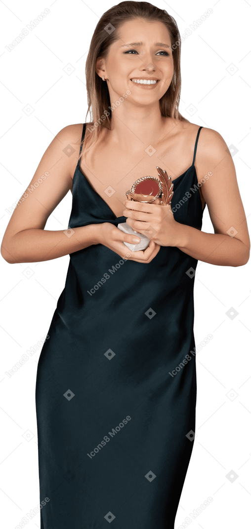 Vista frontale di una giovane donna felice in camicia da notte in possesso di un premio