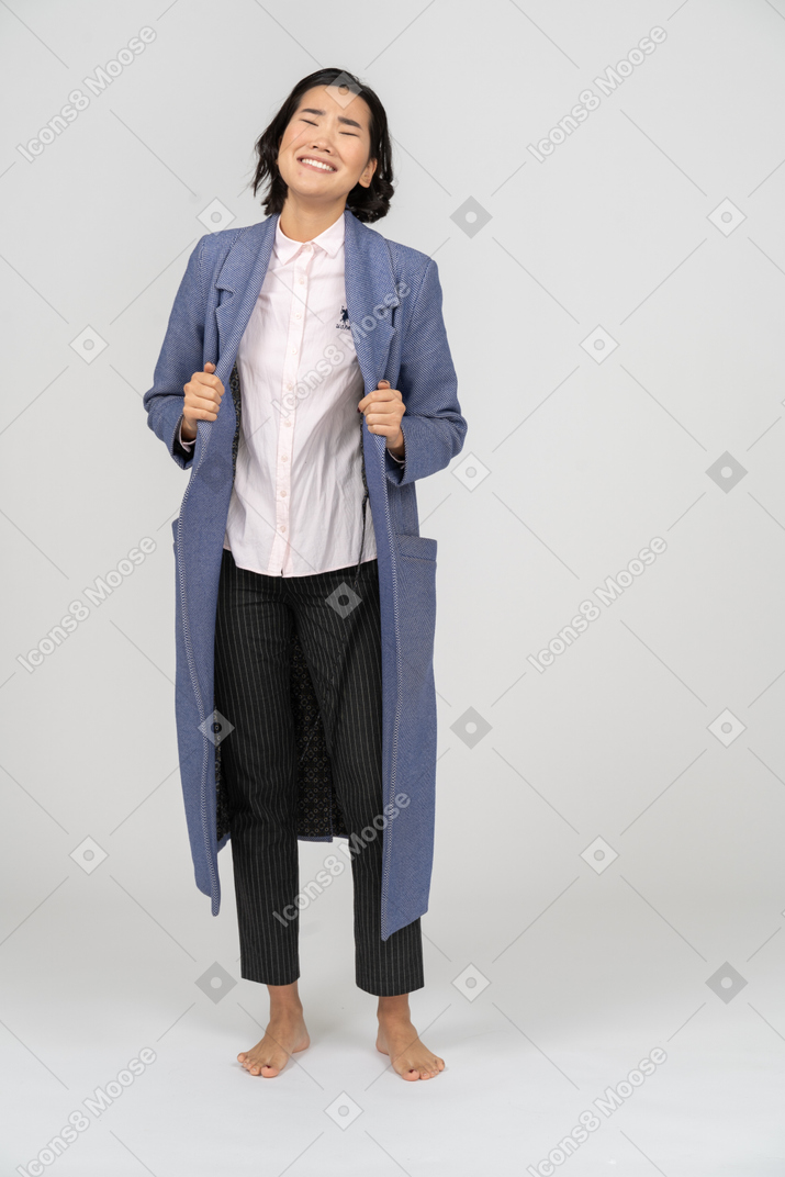 Mujer sonriente con abrigo azul