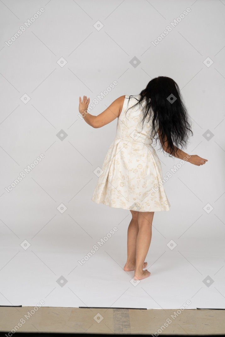 Mujer en vestido hermoso bailando