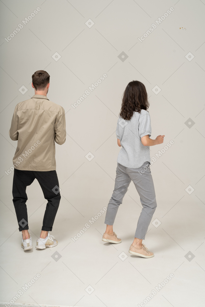 Вид сзади танцующей молодой пары