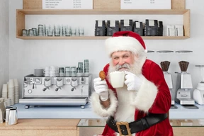 Santa astuto tomando café con malvaviscos