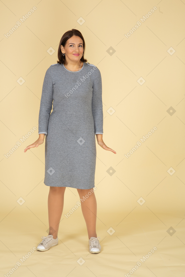 Vista frontal, de, un, mujer, en, vestido gris