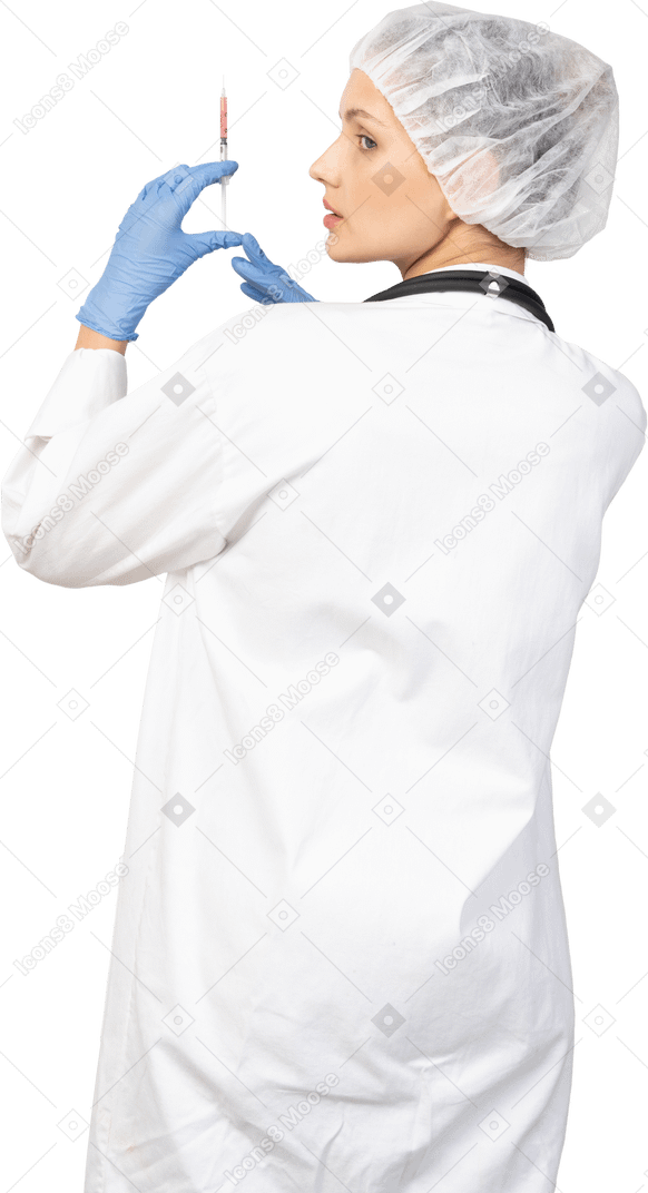 Vista posteriore di una giovane dottoressa che tiene in mano una siringa