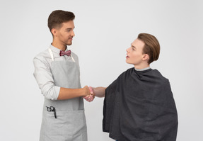 Un joven barbero y su cliente