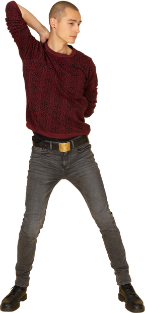 Vista frontale di un giovane uomo in pullover rosso che allunga le braccia