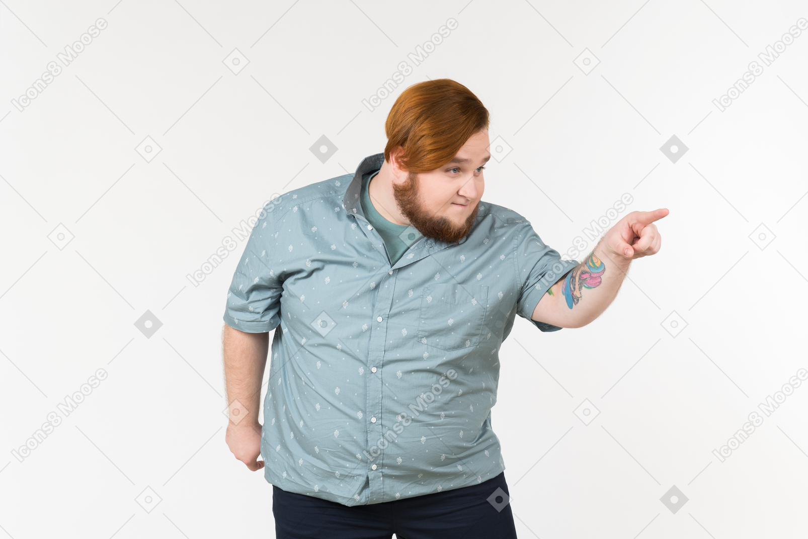 Un hombre gordo que señala a alguien con una mirada astuta