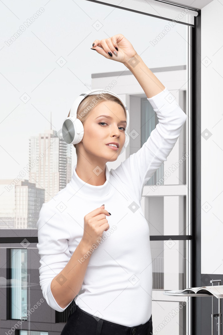 Uma mulher usando fones de ouvido e dançando