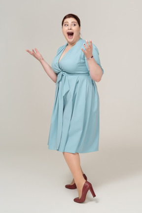プロフィールでポーズをとる青いドレスの印象的な女性