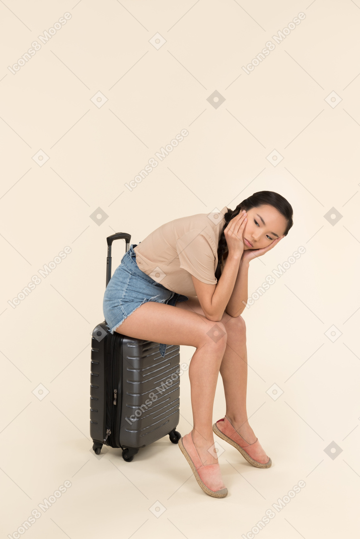 가방에 앉아 피곤 찾고 젊은 여성