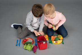 Niños jugando con juguetes de comida