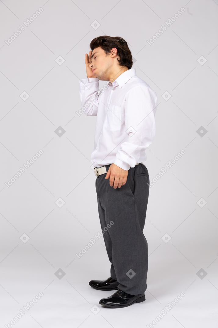 Seitenansicht eines mannes mit geschlossenen augen, der seinen kopf mit kopfschmerzen hält