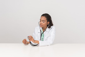 Belle femme médecin avec le stéthoscope