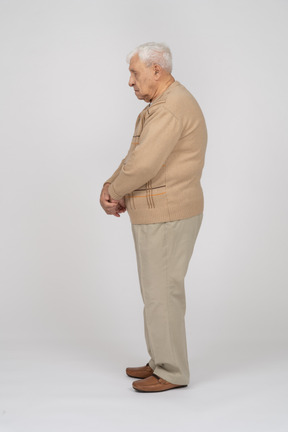 一位穿着休闲服的老人的侧视图