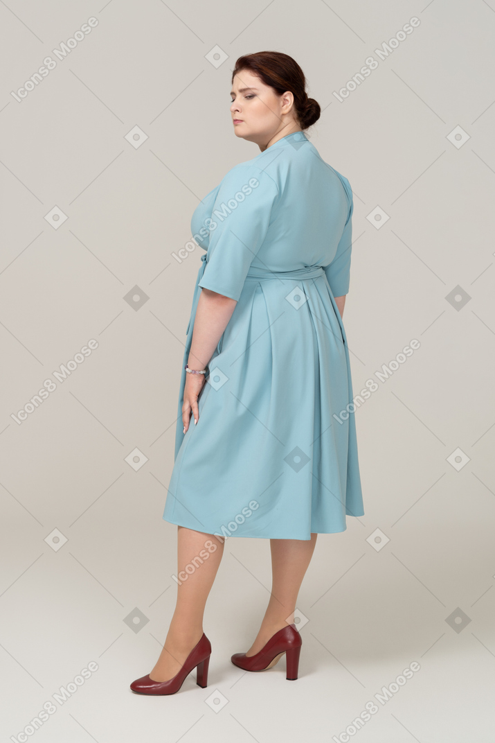 一个穿蓝色裙子的女人的后视图