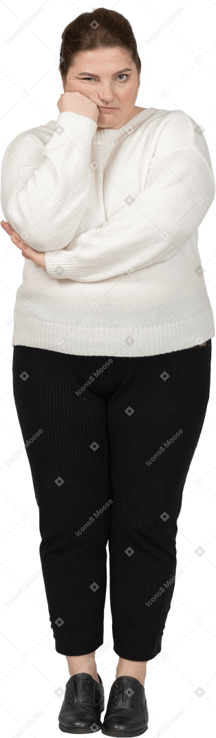Вид спереди усталой женщины с плиссировкой в одежде казуа, смотрящей в камеру